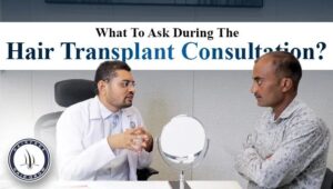 Konsultation för hårtransplantation med läkare och patient.