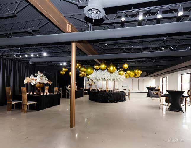 Rymlig och tillgänglig eventlokal i industriell stil med festlig dekor.